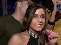 变态的女士们在派对剪辑中做爱 变态的女士们在派对剪辑中做爱