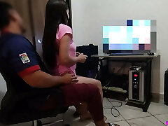 我最好的朋友让我坐在他的腿上,我觉得硬公鸡如何摩擦我的屁股 我最好的朋友让我坐在他的腿上,我觉得硬公鸡如何摩擦我的屁股