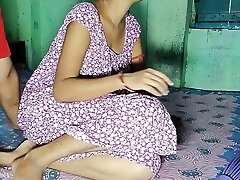 印度孟加拉语pinki vabi ghar pe kam kar rahi thi bahut din bad davor aakar maje se choda mujhe