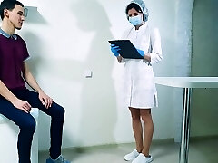 18岁的护士需要处女的书呆子incel女孩在他的家