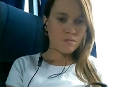 我的女朋友在公共交通工具上自慰，爱它的每一秒