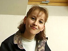 18Jaehrige Rothaarige braucht Taschengeld