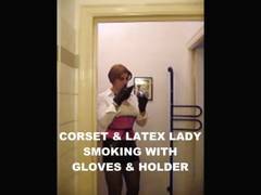 Корсет и Латекс курение леди с перчатками и держатель