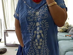 пожилая алжирка, которая ведет переговоры по тарифам на жизнь пожилая алжирка, которая ведет переговоры по тарифам на жизнь