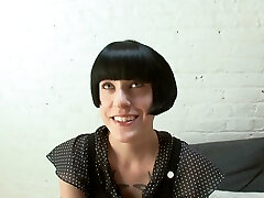 尽管她看起来很无辜,但这个黑发女人是一个教条主义的大师。 尽管她看起来很无辜,但这个黑发女人是一个教条主义的大师。