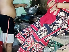 Indian bengali kitchen pe khana bana raha tha davor or vabi ko lagha fucky-fucky ki vuk davor ne mast choda vabi ko kitchen me