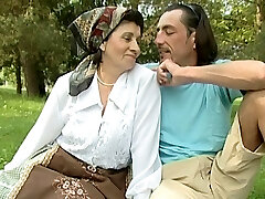 奶奶（80岁）喜欢年轻的公鸡！