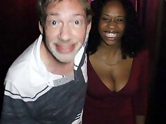 美丽的黑山雀快乐剧团伙爆炸