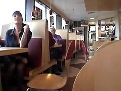 黑发的摩洛伊斯兰解放阵线闪烁她的罐子在一家餐厅