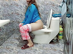 印度继姐妹在洗澡时撒尿和手淫