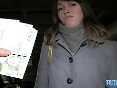 PublicAgent:朋友做爱在我的车用现金购买的衣服