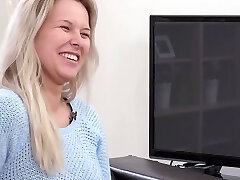 她的屁股洞和深喉没有限制，随时准备重击