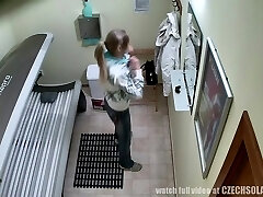 Pervs违反了日光浴室捷克女孩的隐私-间谍相机