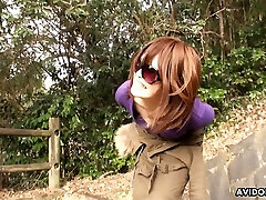 撒尿日本女孩Atsuko沃塔被抓住了在光天化日之下的新娘