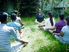 desi indische yogalehrerin mit großen titten bietet einem ihrer schüler an, ihren vollen film zu ficken