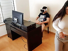 Hot stepmother masturbates next to her stepson while he sees porn with virtual reality glasses