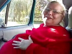 грязная бабушка моей жены-толстушки демонстрирует свои дряблые сиськи в машине