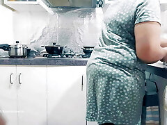 cul de femme indienne fessée, doigtée et seins serrés dans la cuisine