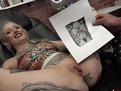 инк ривер дон получает новую татуировку на киске