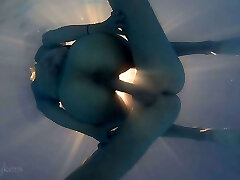 喜欢在游泳池里做！ 我们的邻居喜欢抓住我们！