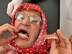 Toothless grandma (70+) takes out her dentures before fuck-fest