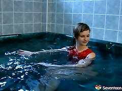 角质小妞有一个伟大的时间由自己在按摩浴缸