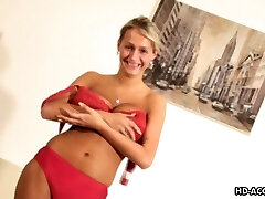 丰满的金发糖享有一个脉动的维也纳在她的cooch