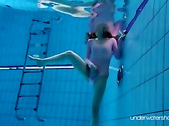享受Roxalana水下裸体在游泳池