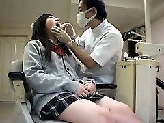 可爱的女孩有一个变态的医生爱抚她的奶子和devouri 可爱的女孩有一个变态的医生爱抚她的奶子和devouri