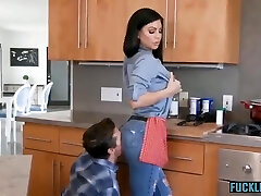 布里安娜海滩在M0m性交由Steps0n在丈夫面前