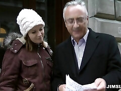 新鲜的英国小鸡在紧身衣和一个漂亮的衣服得到奠定