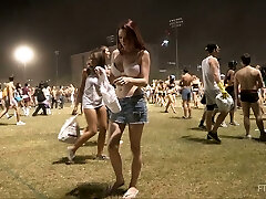 горячая красотка в стрингах и топлесс на публике горячая красотка в стрингах и топлесс на публике