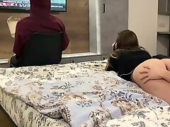 我丈夫对电脑游戏比对我更感兴趣,所以我会操他的朋友 我丈夫对电脑游戏比对我更感兴趣,所以我会操他的朋友