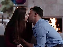 热红色头发的女孩榛Moore得到亲密与她的新男朋友