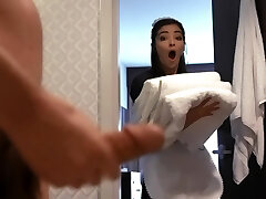 休闲三人行性别与两个女佣在酒店艾米丽威利斯和她的GF