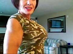 情妇D赤裸上身的谈话和剥去她的衬衫 情妇D赤裸上身的谈话和剥去她的衬衫