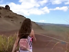 девушка имеет веселье на улице девушка имеет веселье на улице