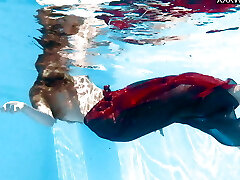 русская девушка иви обнаружила свой природный талант в бассейне русская девушка иви обнаружила свой природный талант в бассейне