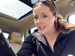 мастурбирую розовым дилдо на заднем сиденье своей машины мастурбирую розовым дилдо на заднем сиденье своей машины