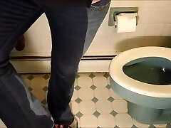 我要上厕所而我尿尿,内部 我要上厕所而我尿尿,内部