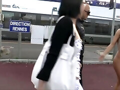 она раздевается на вокзале, прохожий не может устоять и надирает ему задницу она раздевается на вокзале, прохожий не может устоять и надирает ему задницу