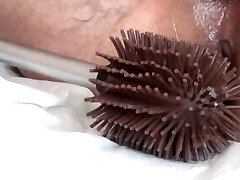 Arschgefickt mit der Toilettenbürste. Hammergeil für Liebhaber von Extremanal und Arsehole Macro Shots