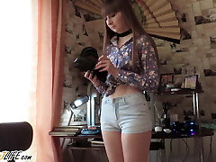 女孩吸同父异母兄弟'S公鸡，并得到口头饼