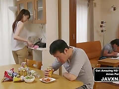 美丽的日本女孩获取性交由继父