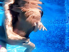 在游泳池里和我的阴部里有一个美味的