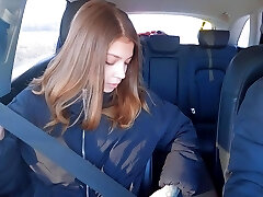 天真的女孩搭便车以为它会骑免费 天真的女孩搭便车以为它会骑免费