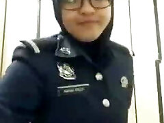 阿拉伯警察的女人把她的头巾出来,并显示她的战利品 阿拉伯警察的女人把她的头巾出来,并显示她的战利品