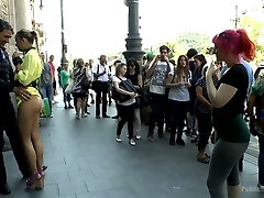 Horn-mad duo enjoys mutual oral petting right in the public pub