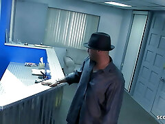 拉丁秘书霍莉肛门性交的陌生人在办公室