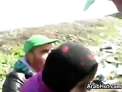 阿拉伯人在三人行户外活动在一个农场 阿拉伯人在三人行户外活动在一个农场